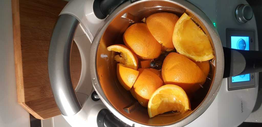 Pieles de naranja en el vaso de la thermomix