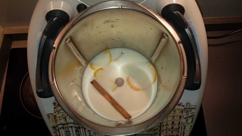Preparando la leche especiada para las torrijas con thermomix