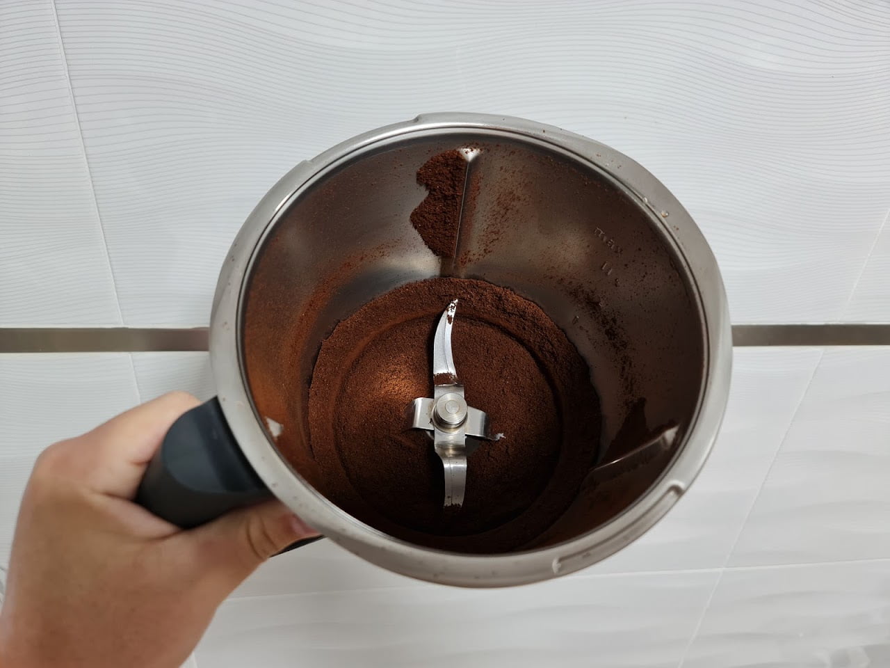 Foto de vaso de thermomix lleno de café ya molido en esta