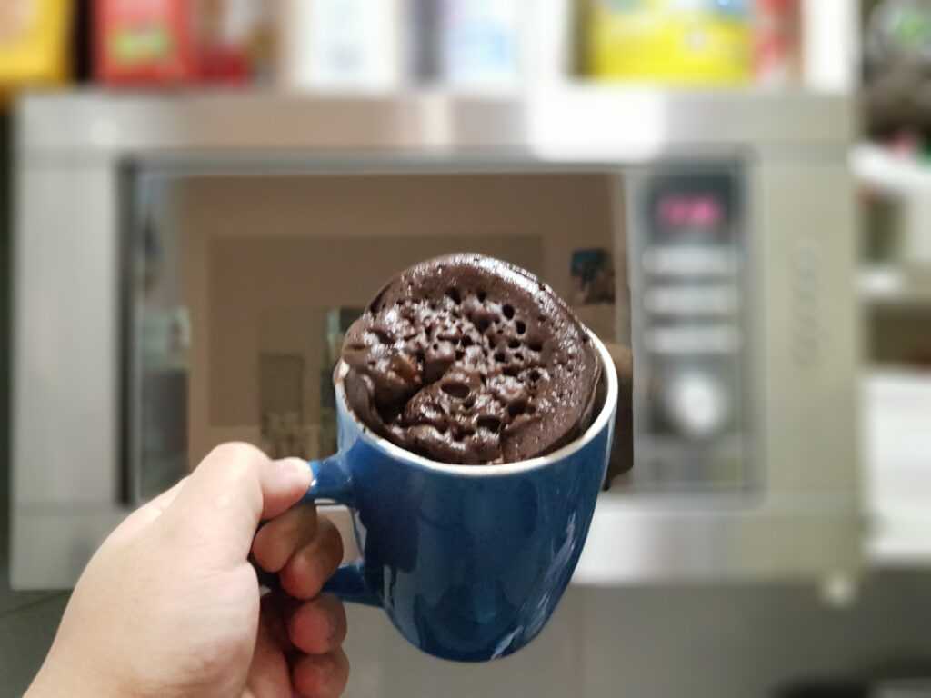 Mug cake brownie con nutella y nueces