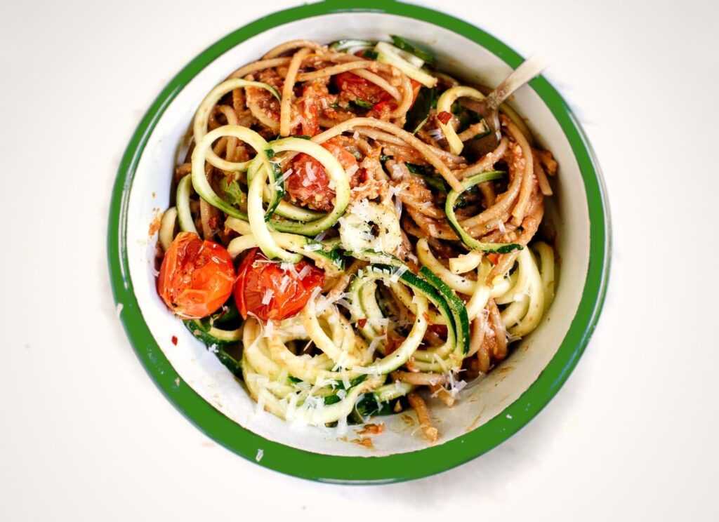 Espaguetis de calabacín con pesto rojo y queso grana padano en la Thermomix