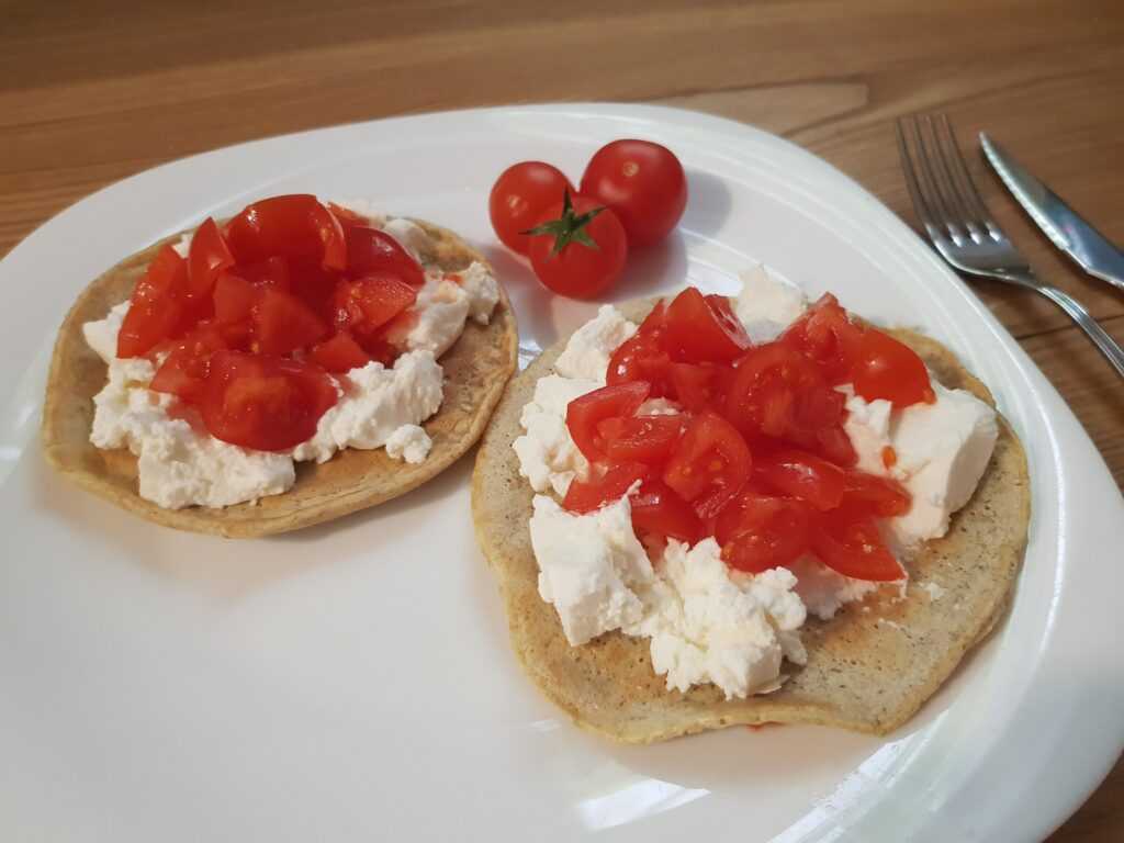 Tortitas de avena, requesón y tomate en la Thermomix