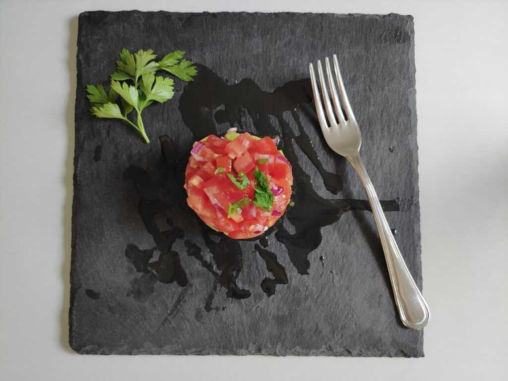Tartar de aguacate con tomate en la Thermomix