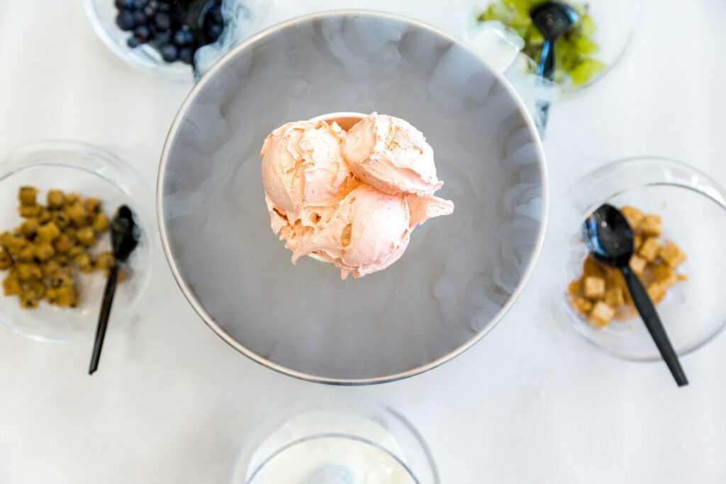 Helado rápido de leche merengada con almendras en la Thermomix