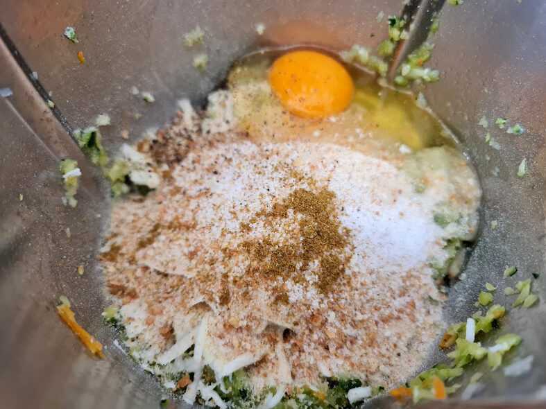 Añadir el resto de los ingredientes de las albóndigas de calabacín