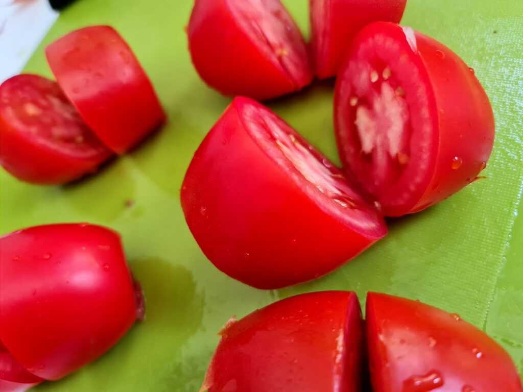 Tomates cortados a la mitad
