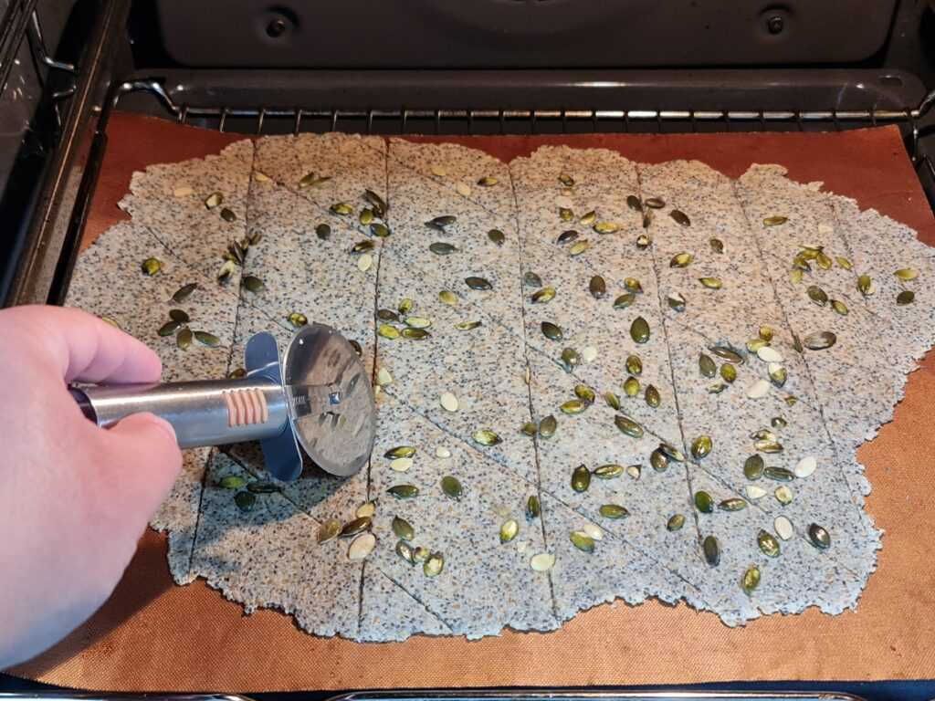 Cortando las crackers keto sin queso en la thermomix