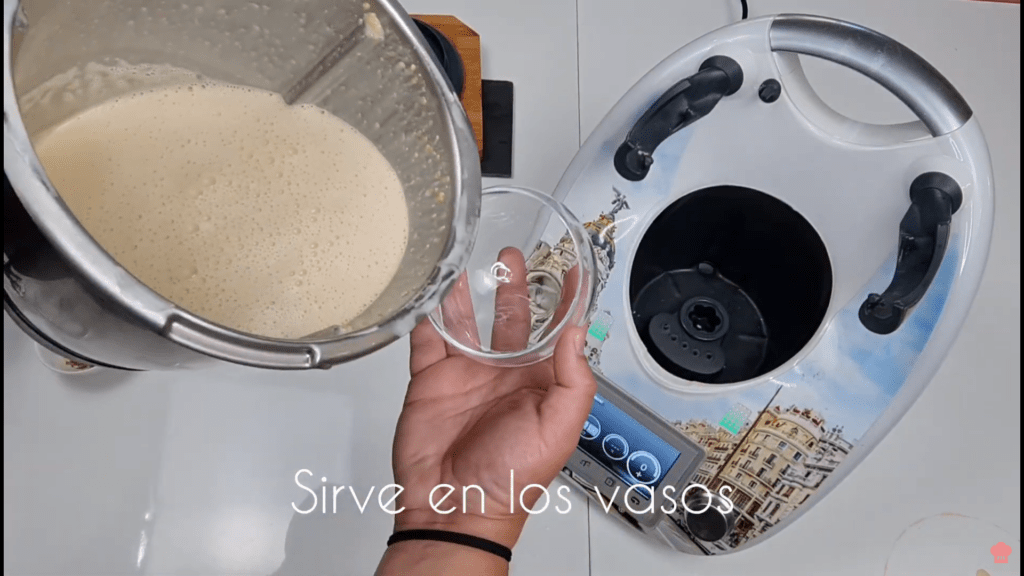 Sirve el mousse de turrón en los vasos y refrigera