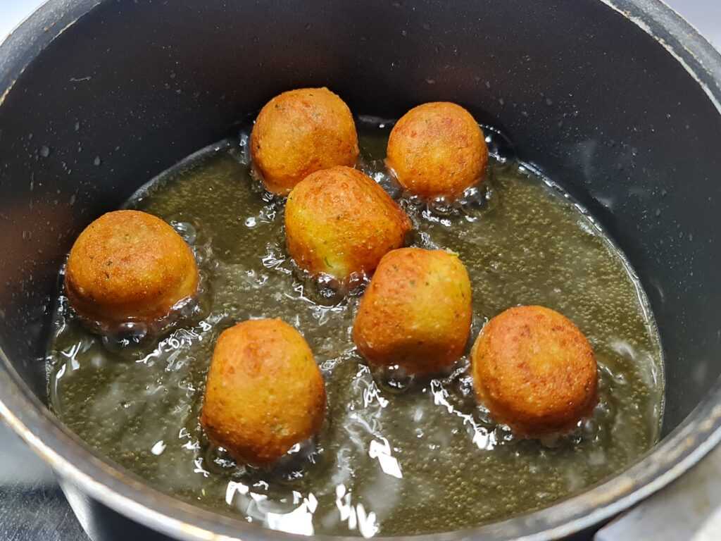 Las bolitas de queso con thermomix se frien en una sartén con abundante aceite