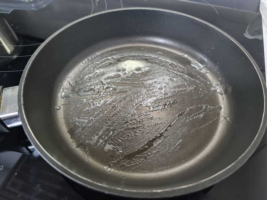 Calentar una sartén con mantequilla para cocinar las tortitas de batata