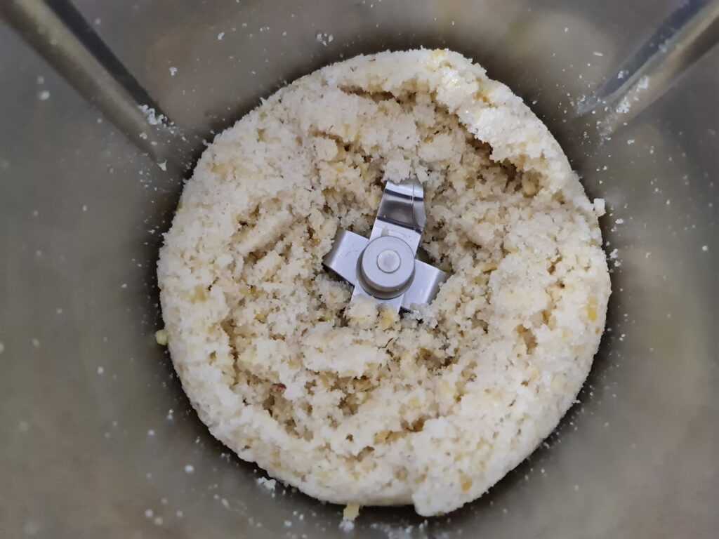 Pasta cruda de castañas trituradas en la thermomix
