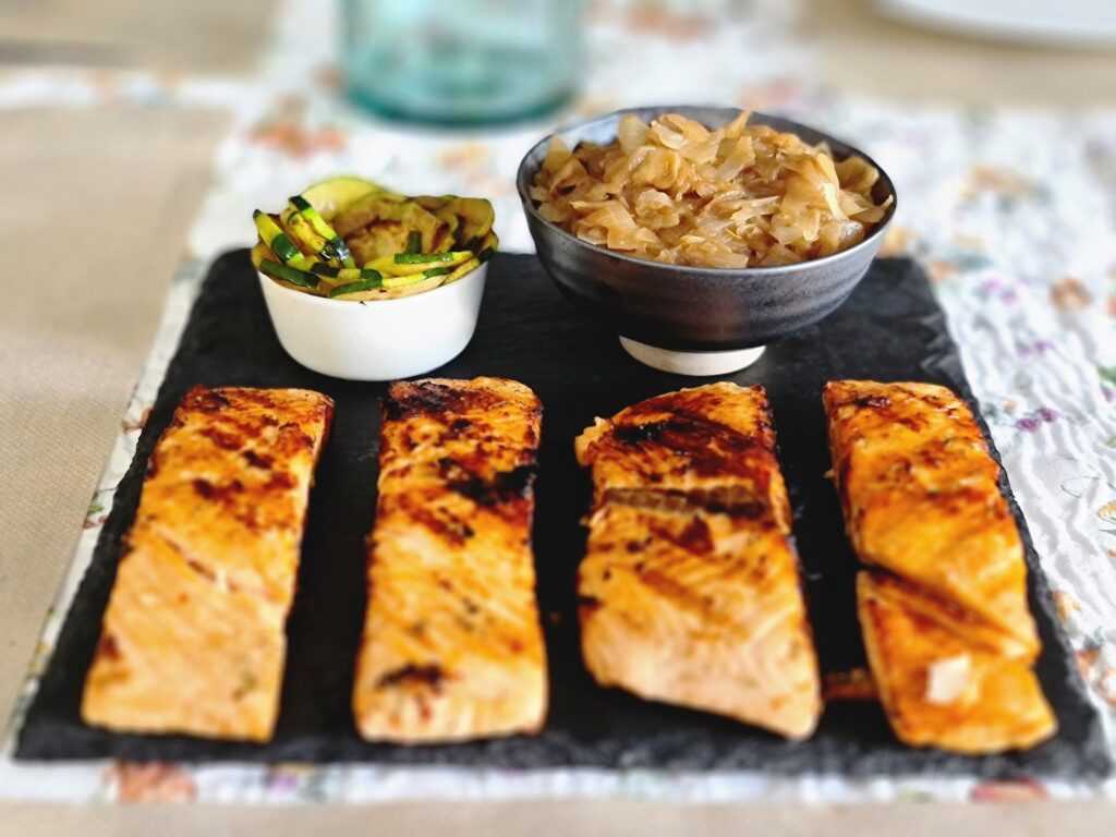 Salmón a la la parrilla con cebolla caramelizada en aceite balsámico