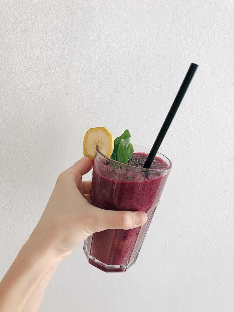 Batido de piña y arándanos
