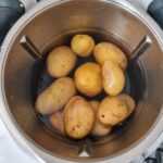 Poner las patatas en el cubre cuchillas