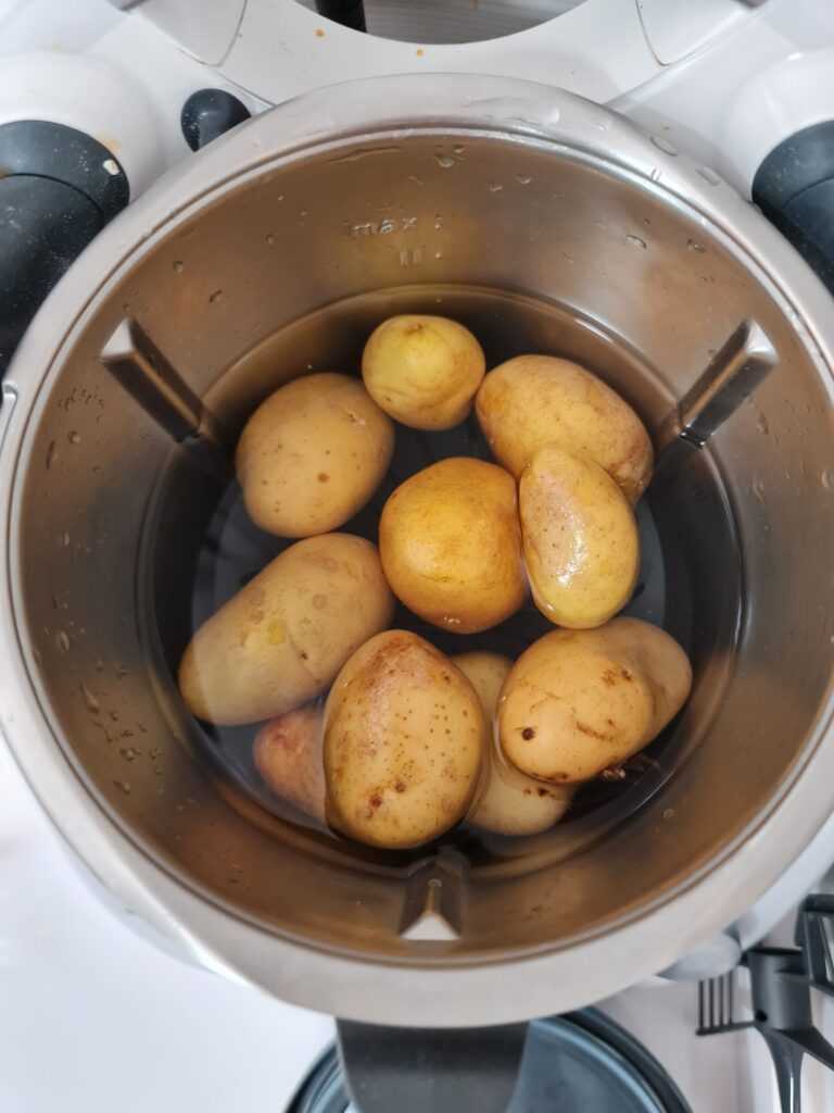 Poner las patatas en el cubre cuchillas