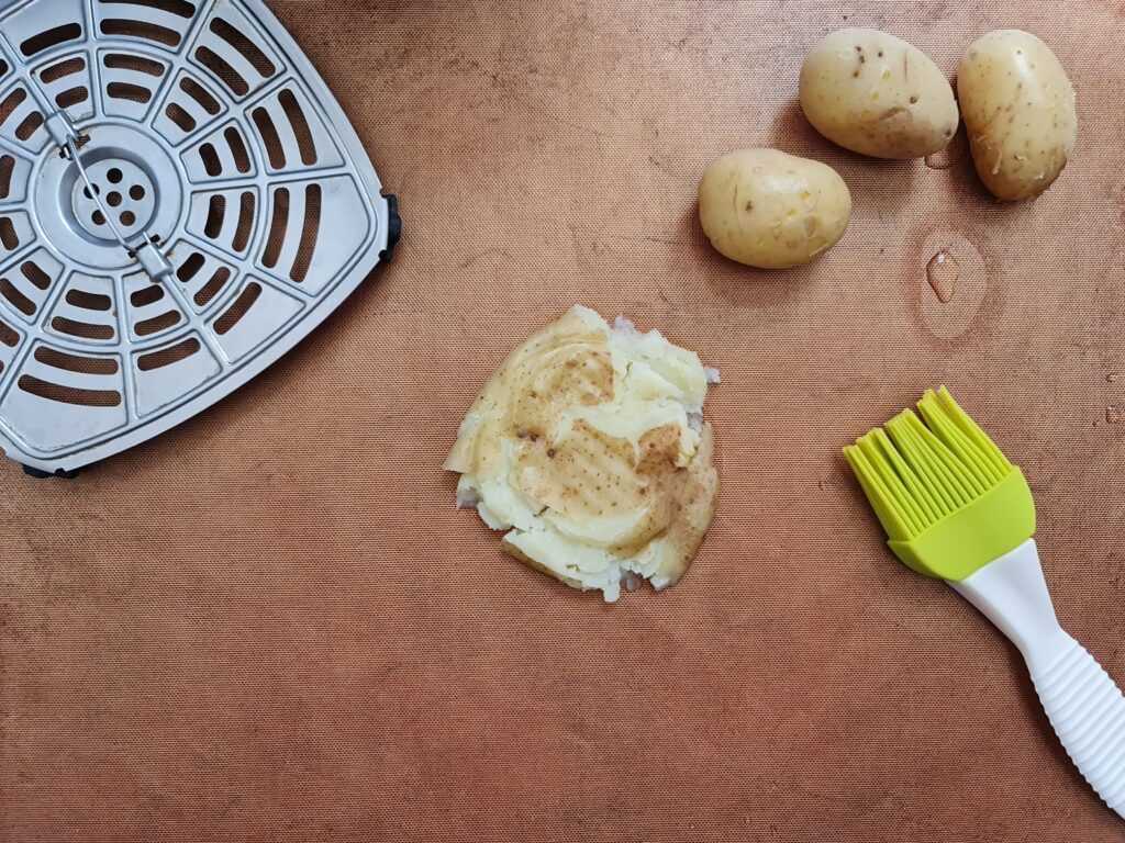 machacar y aliñar las patatas