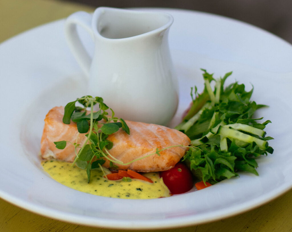 Salmón relleno de mousse de salmón con salsa de mango en la Thermomix