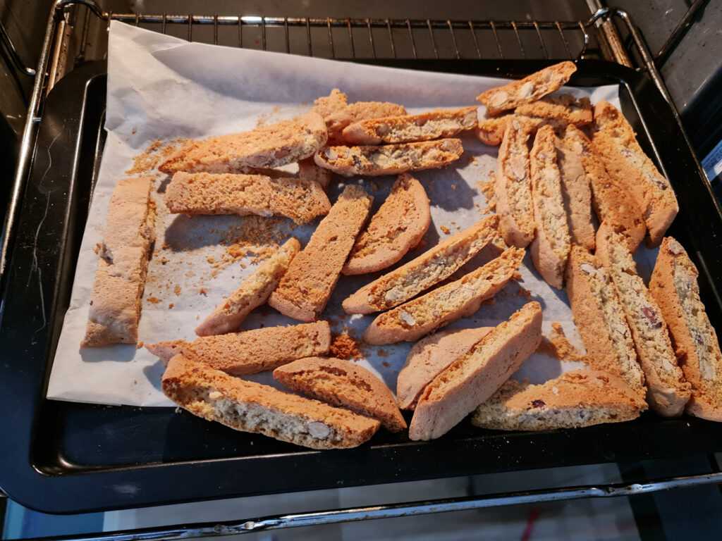 Segundo horneado de los cantucci Segundo horneado de los cantucci