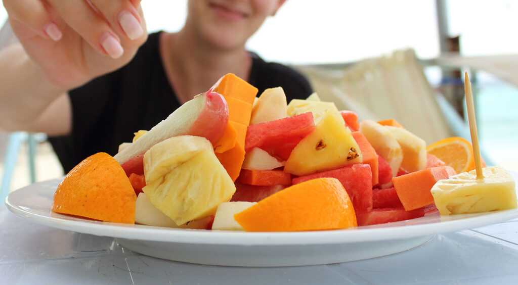 Frutas con salsa de mango y chocolate en la Thermomix