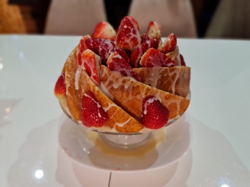 Bizcocho de coco, fresas y leche condensada en la Thermomix