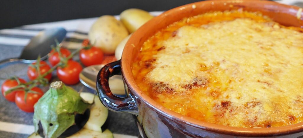 Queso provolone a la pizzaiola con pan de ajo
