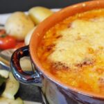 Queso provolone a la pizzaiola con pan de ajo