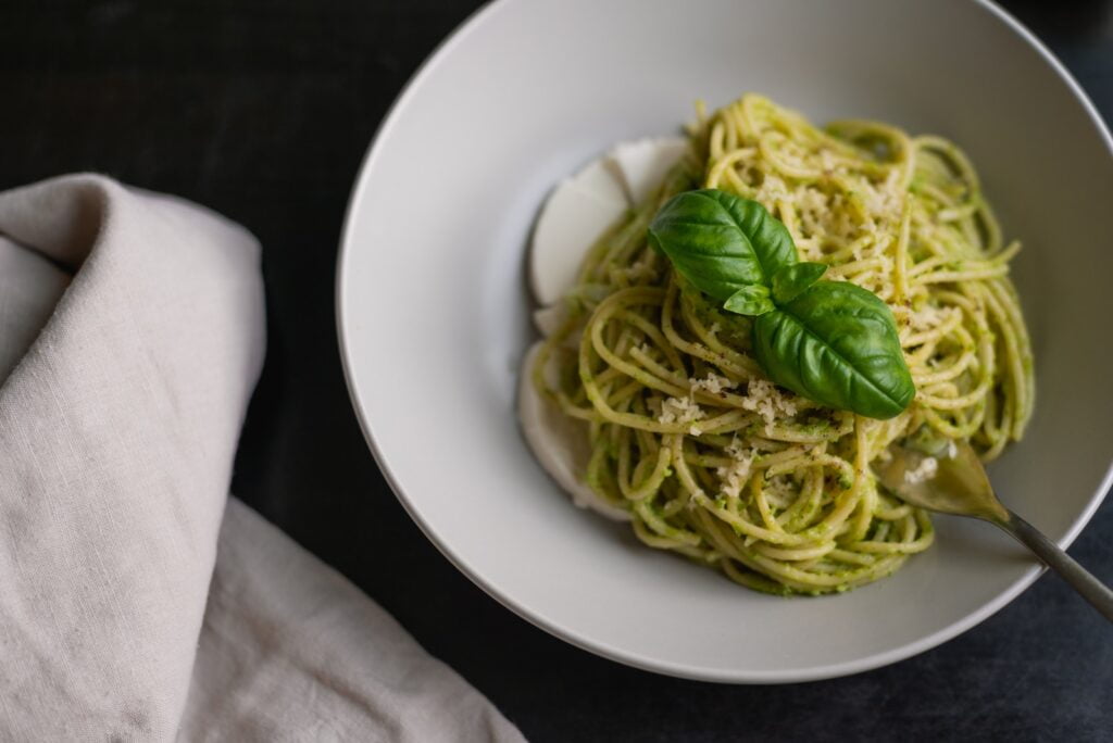 Espaguetis con bacon y pesto de coliflor asada