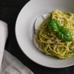 Espaguetis con bacon y pesto de coliflor asada