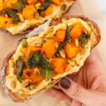 Tostas de mantequilla de anacardos y calabaza asada