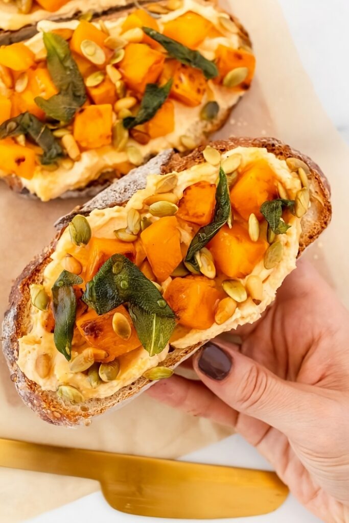 Tostas de mantequilla de anacardos y calabaza asada
