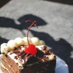 Tarta de cumpleaños de chocolate con nata