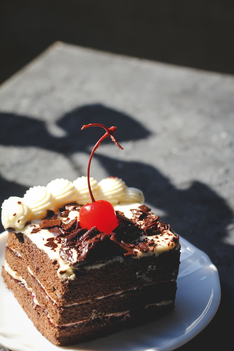 Tarta de cumpleaños de chocolate con nata