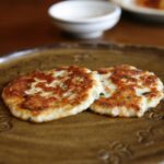 Tortitas de arroz y queso acompañadas de salsa de mostaza agridulce