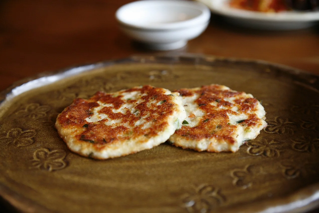Tortitas de arroz y queso acompañadas de salsa de mostaza agridulce