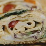 Deliciosa tortilla francesa rellena con queso y jamón. Una receta fácil y rápida para disfrutar de una comida saludable y deliciosa. ¡Prueba!