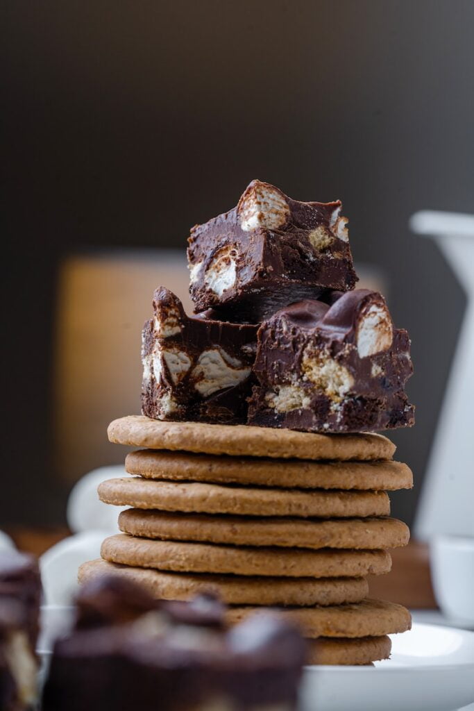 Turrón de chocolate, maltersers y digestive con Thermomix