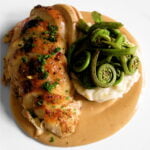 Medallones de ave con salsa de mostaza y guarnición de manzana