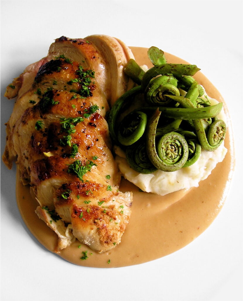 Medallones de pollo con salsa de mostaza y guarnición de manzana