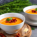 Crema de zanahoria con tomates secos en aceite