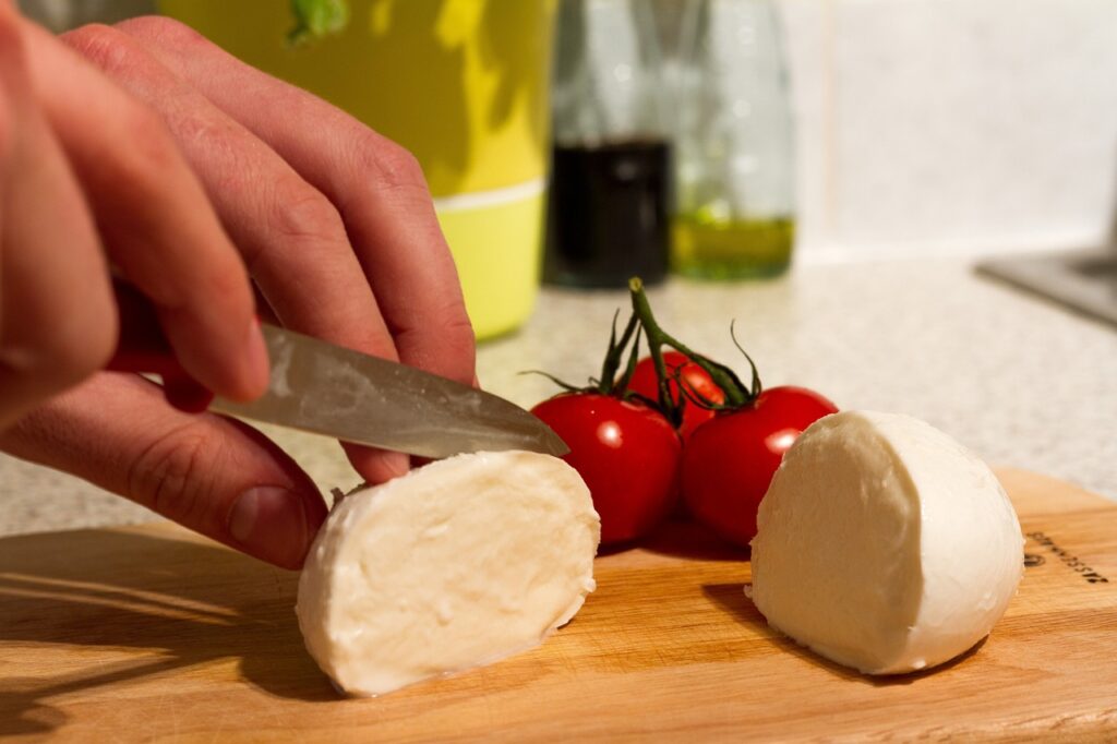 cortamos la mozzarella en dados cortamos la mozzarella en dados