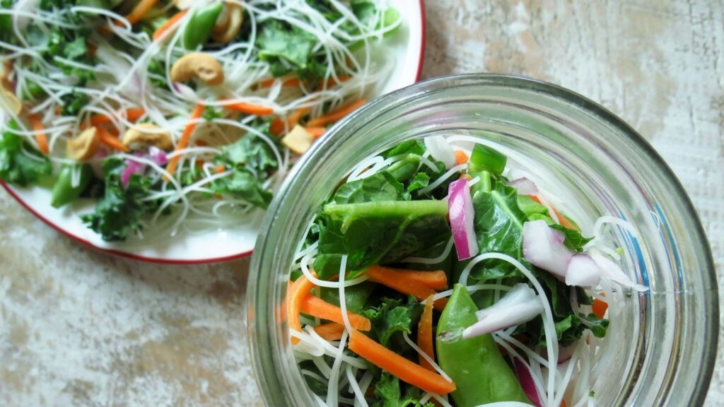 Ensalada templada de gulas al ajillo